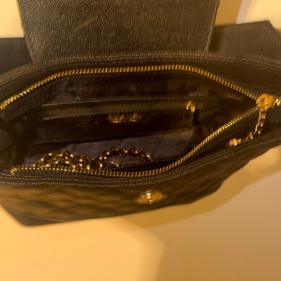 Chanel Black Quilted Shoulder Bag with Gold Accents Vip Chanel - Picture 4 of 4